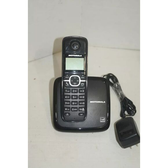 Motorola L601M 1.9 GHz Cordless Phone Base + three (3) extension handsets - Picture 3 of 3